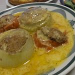 トマトと玉ねぎの肉詰め焼きチーズソース・スモークサーモンとグレフルのサラダ