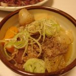 だしいらずコンソメ風味のすじ煮込み・かつおのたたきピリ辛香味ゆかり載せ