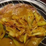 ヒガシマルで下仁田カレー南蛮ポークソテー・りんごとにんじんのハニーマスカルポーネサラダ