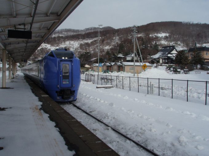 冬の洞爺駅に入線するキハ281系スーパー北斗