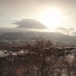 冬の羊蹄山かさ雲と朝日