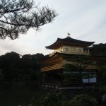 夕陽に輝く金閣寺