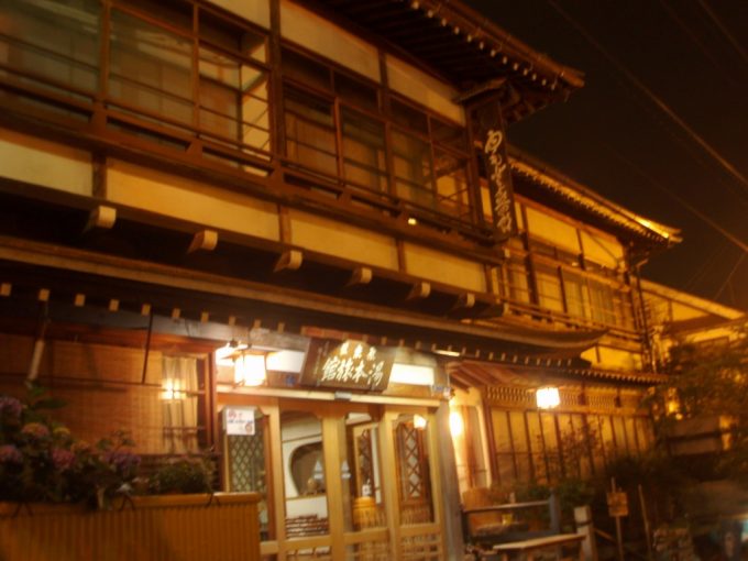 ライトに照らされる渋温泉夜の湯本旅館