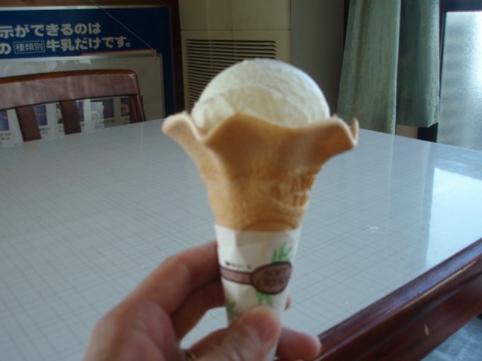伊豆大島ぶらっとハウスミルクアイス