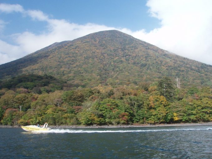 中禅寺湖を疾走するモーターボート