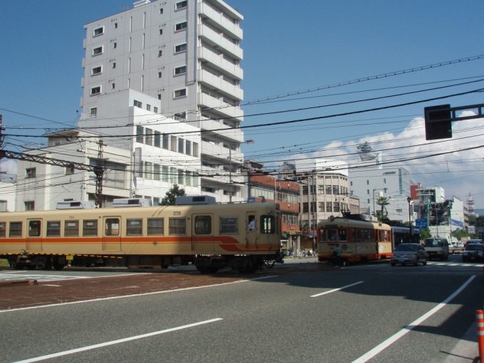 伊予鉄郊外電車と市電の平面交差