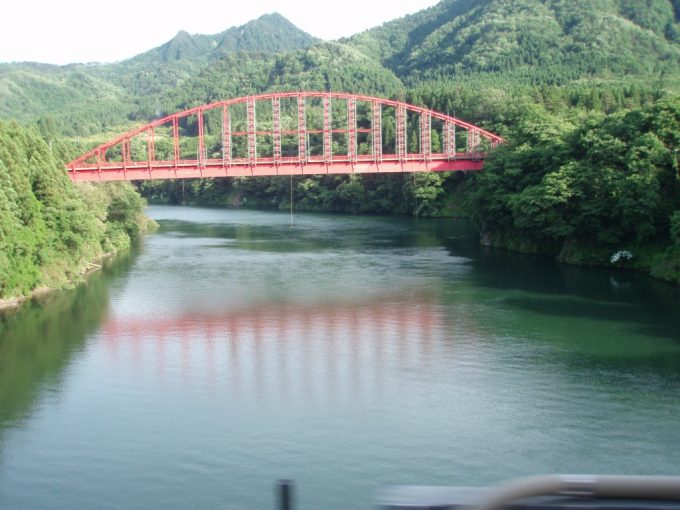 阿賀川赤いアーチ橋