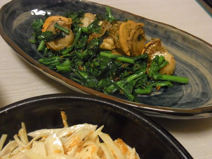 ほたてと菜の花のガーリックバター炒め・新じゃがと新玉のとびっこサラダ・牛とちくわぶの甘辛煮 | 旅は未知連れ酔わな酒