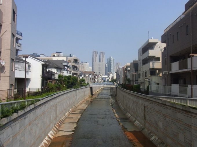 神田川生活感あふれる街の先には高層ビル群