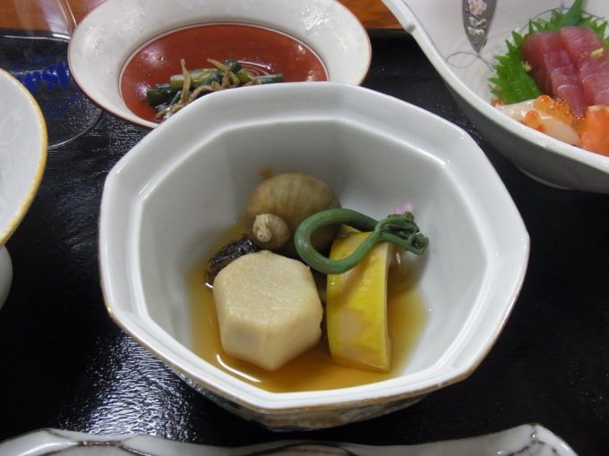 夏油温泉山菜とバイ貝の煮物
