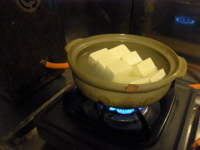 大沢温泉自炊部自室のコンロで湯豆腐を