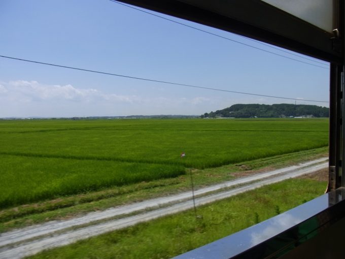 非冷房のキハ48窓から吹く夏風と東北の田園風景