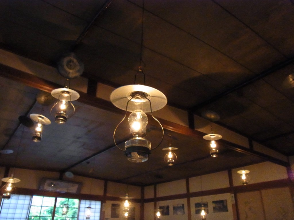 秘湯ランプの宿青荷温泉温かいランプが並ぶ大広間