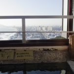 函館湯の川プリンスホテル渚亭街側客室露天風呂から眺める冬の街並み