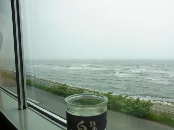 津軽海峡線特急スーパー白鳥鉛色の陸奥湾が広がる車窓