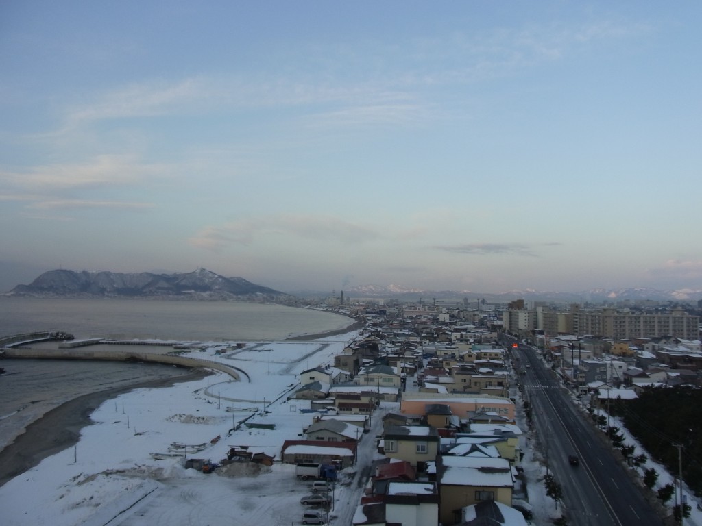 函館湯の川温泉湯の川プリンスホテル渚亭街側客室から望む冬の朝の函館山と海