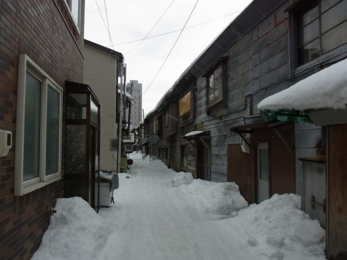 冬の函館朝市古きよき北の漁港の街