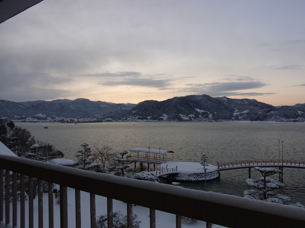 朝焼けの東郷湖雪景色