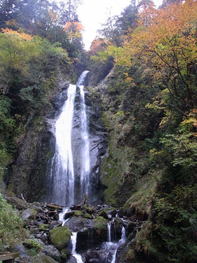 秋の紅葉に彩られた抱返り渓谷みかえりの滝