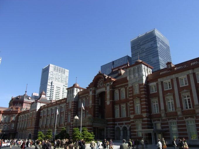 復原された東京駅丸の内レンガ駅舎と秋の空
