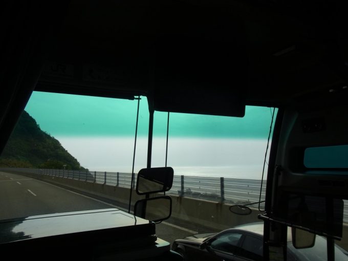 バスは北陸道に入り車窓に広がる日本海