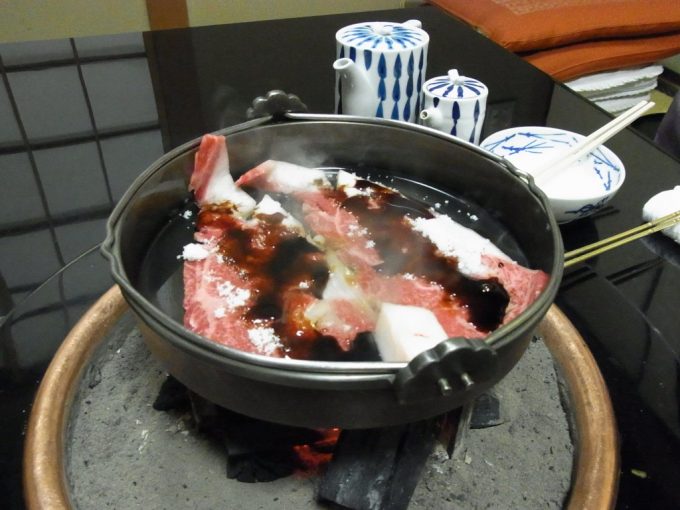 松阪肉元祖和田金しょう油と砂糖で作るすき焼き