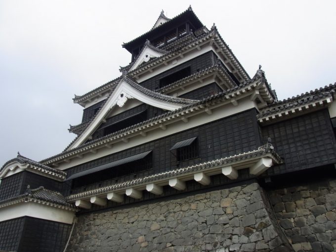黒が印象的な熊本城
