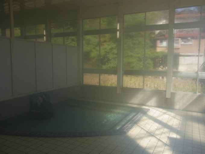 午後の光あふれる鉛温泉藤三旅館湯治部河鹿の湯