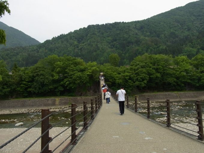 せせらぎ駐車場より荘川に架かるつり橋を渡り合掌造り集落へ