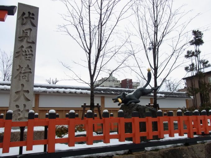 冬の京都伏見稲荷大社雪化粧の狐様