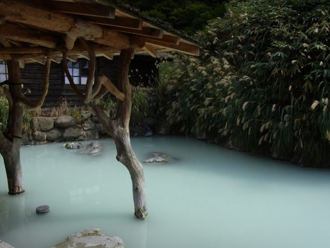 秋田乳頭温泉郷鶴の湯すすきが揺れる秋の露天風呂