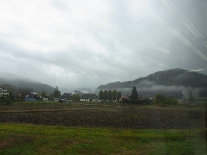 曇天の釜石線車窓