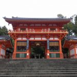 冬の京都雨の八坂神社西楼門