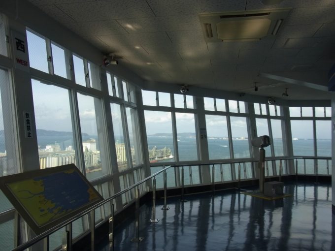 博多ポートタワーから眺める冬の海