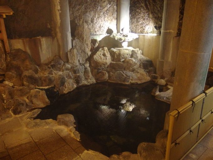 花巻台温泉中嶋旅館洞窟の地底湖のような瑞岩乃湯