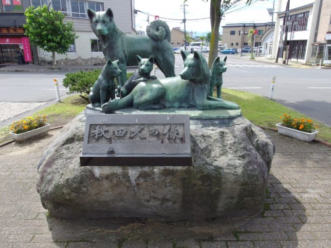 大館駅前秋田犬の銅像