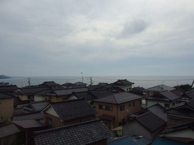 羽越本線車窓漁村と日本海