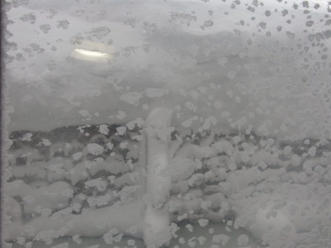 豪雪の酸ヶ湯温泉窓の外は雪の壁