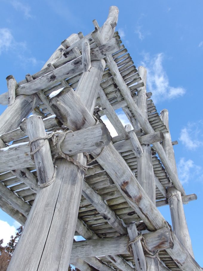 厳冬の青森三内丸山遺跡冬空に聳える大型掘立柱
