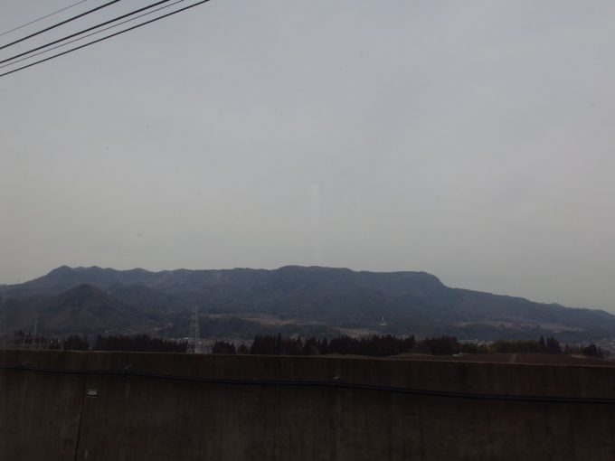 上越新幹線から眺める上州独特の山並み