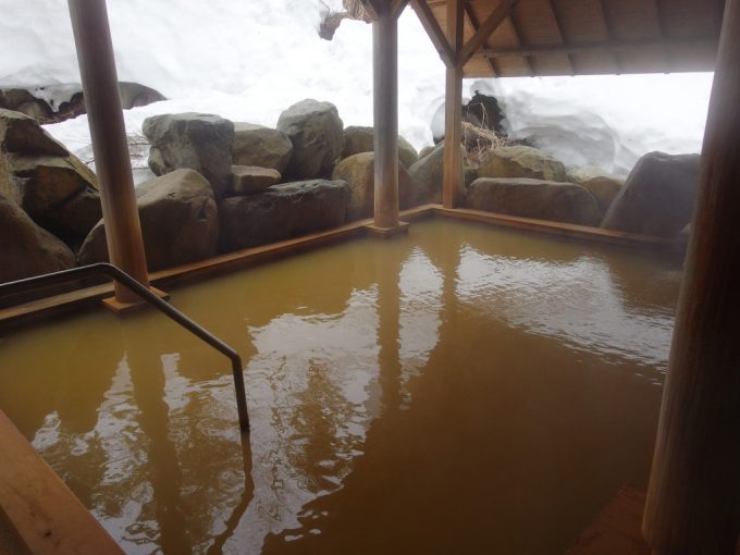 苗場温泉雪ささの湯黄金色のお湯が満たされた雪見露天風呂