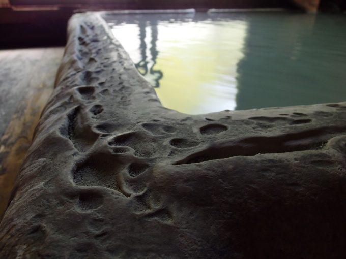 白骨温泉かつらの湯丸永旅館白船白骨の由来を体現する析出物に覆われた浴槽