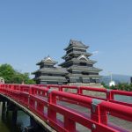 赤い欄干の埋橋越しに眺める烏城国宝松本城