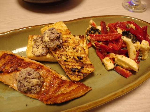鮭と豆腐のグリル新にんにくゆかりバターのせ・赤ピーマンとモッツァレラの梅海苔サラダ