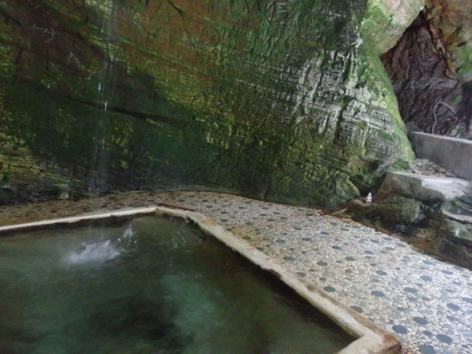 赤倉温泉湯守の宿三之亟唯一無二の雰囲気に包まれる浴場岩盤に残る鑿の跡