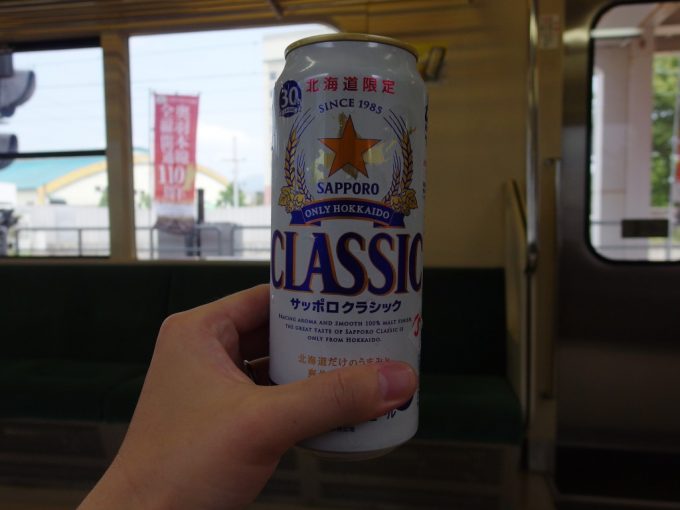 奥羽本線701系車内で昼飯代わりの冷たいビールサッポロクラシック