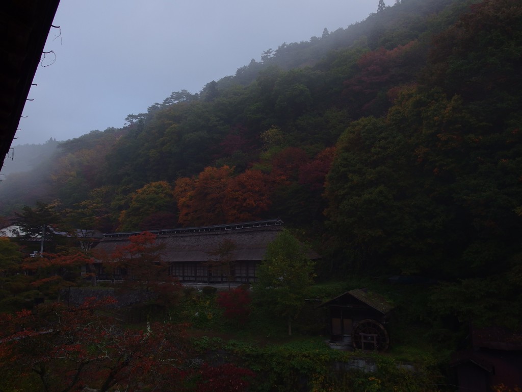 朝霧にけむる秋の大沢温泉