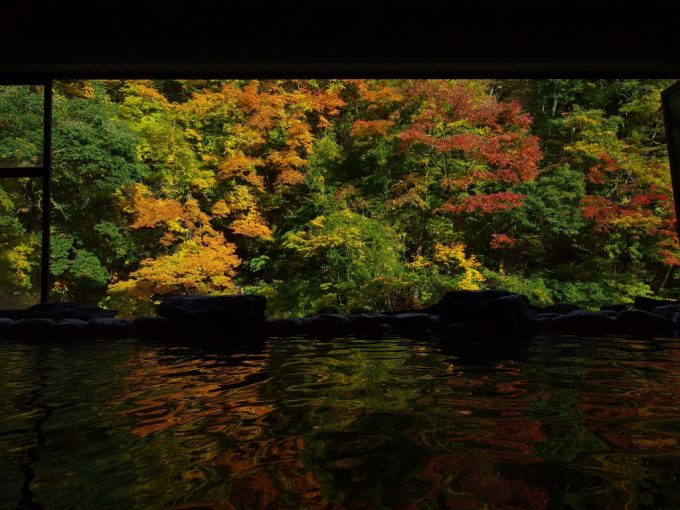 秋の大沢温泉山水閣豊沢の湯色とりどりの紅葉一幅の絵のような眺め