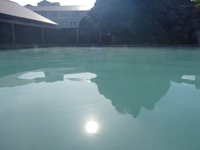 細かい湯の花が浮く美しい青磁色をした須川高原温泉大露天風呂