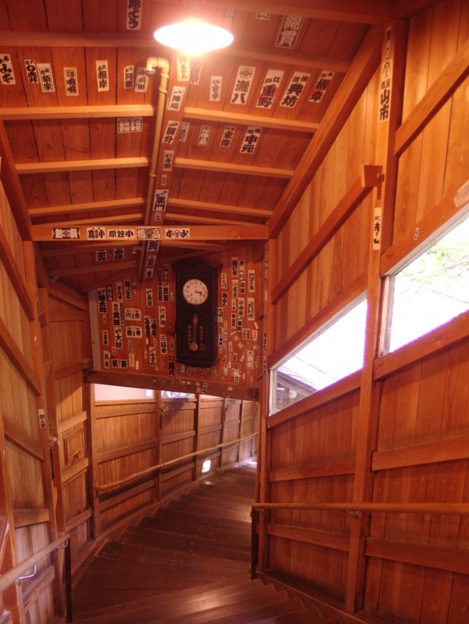鷹泉閣岩松旅館味わい深い混浴露天風呂への階段